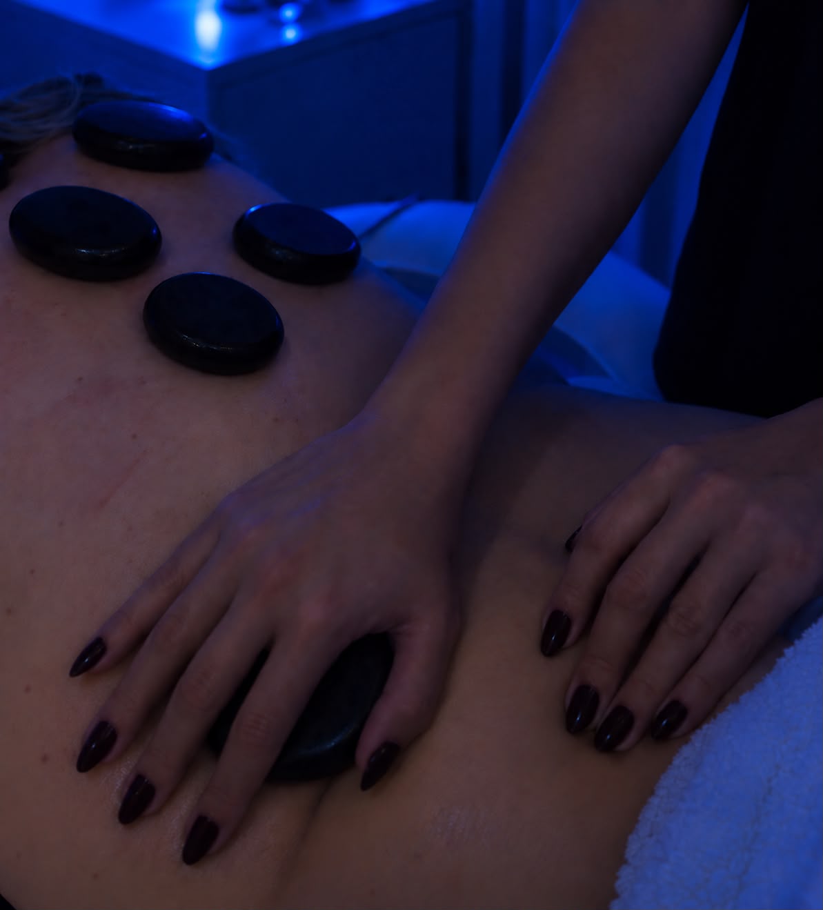 Terapia corporal com pedras quentes